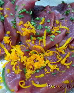 Рулет из мясной вырезки с вишней