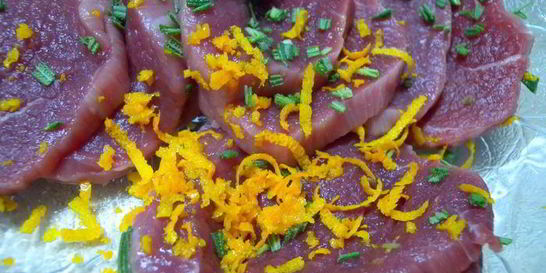 Рулет из мясной вырезки с вишней