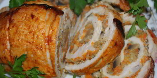 Рулет из свинины с морковью и грибами