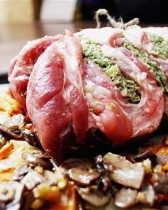 Рулет из свинины с овощами