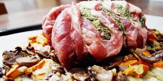 Рулет из свинины с овощами