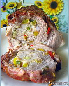 Рулет из свинины с паприкой и чесноком