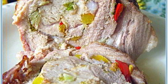 Рулет из свинины с паприкой и чесноком