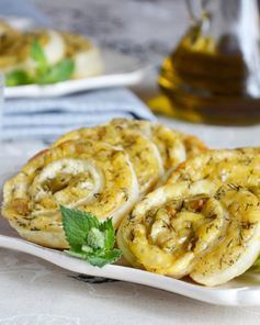 Рулетики из слоеного теста с сыром