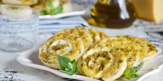 Рулетики из слоеного теста с сыром