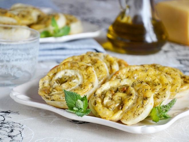 Рецепт рулетиков из слоеного теста с сыром