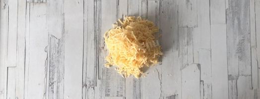 рулетики из слоеного теста с сыром. Шаг 2