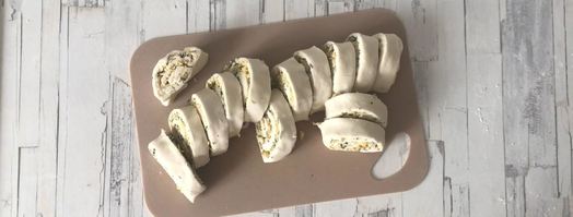 рулетики из слоеного теста с сыром. Шаг 12