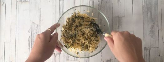 рулетики из слоеного теста с сыром. Шаг 6