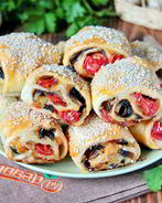 Рулетики с томатами и грибами