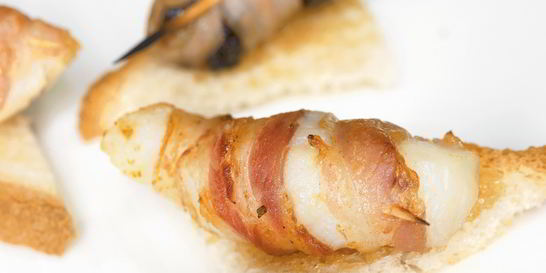 Рулеты из гребешков и чернослива на тостах