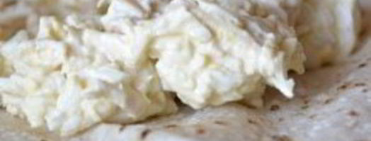 рулеты из лаваша с курицей и плавленым сырком. Шаг 4