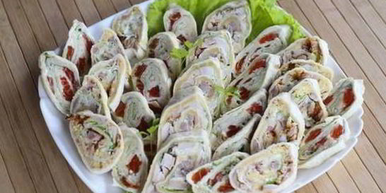 Рулеты с семгой, сыром и красным перцем