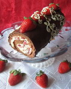Шоколадный рулет с маскарпоне и клубникой