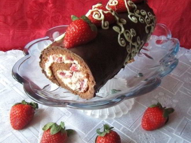 Рецепт шоколадного рулета с маскарпоне и клубникой