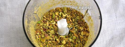 сырный рулет с курицей, фисташками и черносливом. Шаг 2