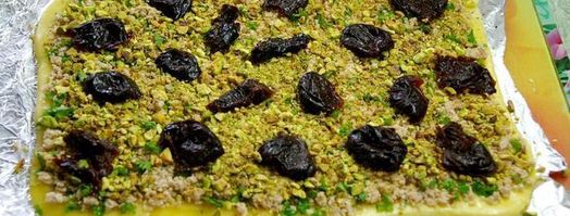 сырный рулет с курицей, фисташками и черносливом. Шаг 9