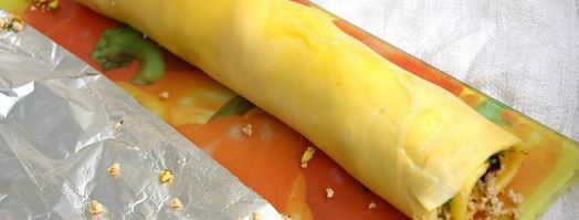 сырный рулет с курицей, фисташками и черносливом. Шаг 10