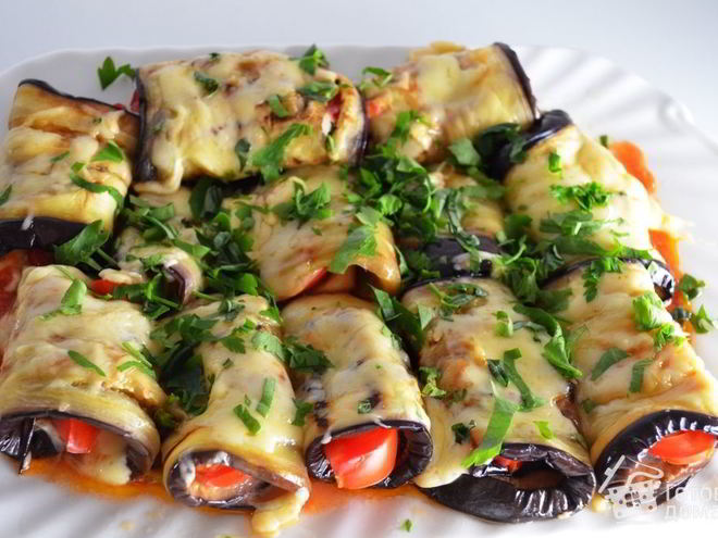 Рецепт теплых баклажановых рулетиков под соусом итальяшки