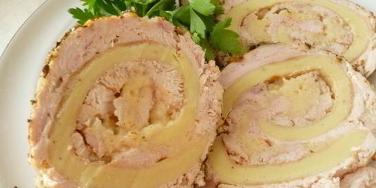 Вареный куриный рулет