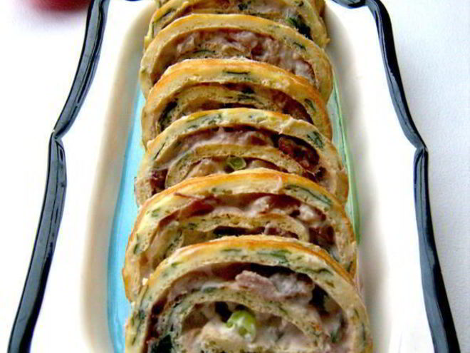 Рецепт яичного рулета с копченой сельдью