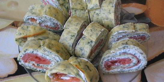 Яичный рулет со слабосоленой семгой