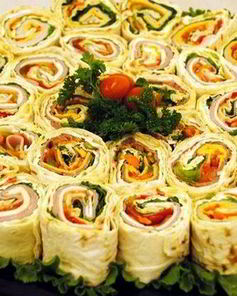 Закусочный рулет из тонкого лаваша с овощами