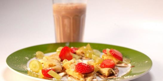 Сладкая тортилья и шоколадное молоко