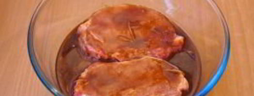 свинина, маринованная в соевом соусе и лимонном соке. Шаг 4