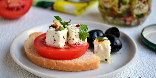 Сыр фета в масле с травами и чесноком