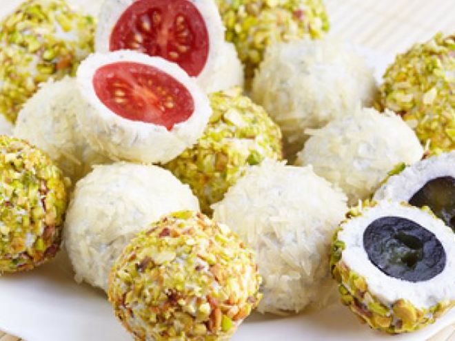 Рецепт сырных шариков с фисташками и виноградом