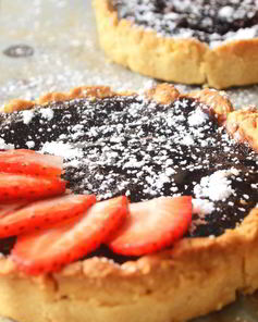 Шоколадные тарталетки с клубникой