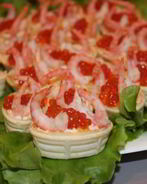 Тарталетки с икрой и креветками