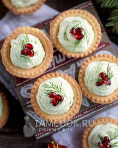 Тарталетки с икрой селедки, авокадо и творожным сыром