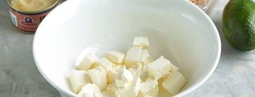 тарталетки с икрой селедки, авокадо и творожным сыром. Шаг 3