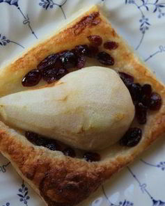 Тарталетки с карамелизированной грушей и клюквой