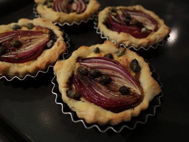 Рецепт тарталеток с красным луком и сырным соусом