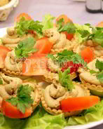 Тарталетки с печеночным муссом и помидорами