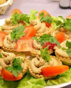 Тарталетки с печеночным муссом и помидорами