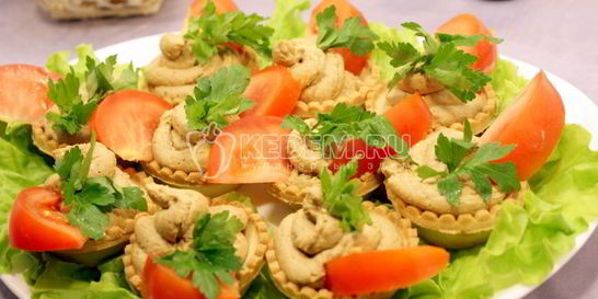 Тарталетки с печеночным муссом и помидорами