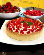 Клубничный тарт с творожным кремом и шоколадом