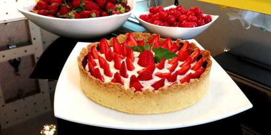 Клубничный тарт с творожным кремом и шоколадом