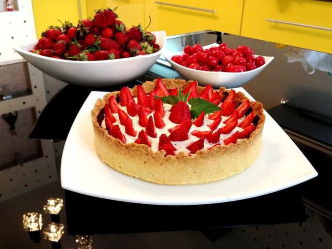 Рецепт клубничного тарта с творожным кремом и шоколадом
