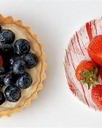 Маленькие тарты из песочного теста с творожным кремом и ягодами