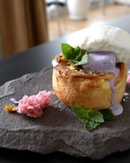 Порционный тарт с ягодами и дуэтом ванильного и черничного пломбира