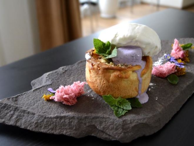 Рецепт порционного тарта с ягодами и дуэтом ванильного и черничного пломбира