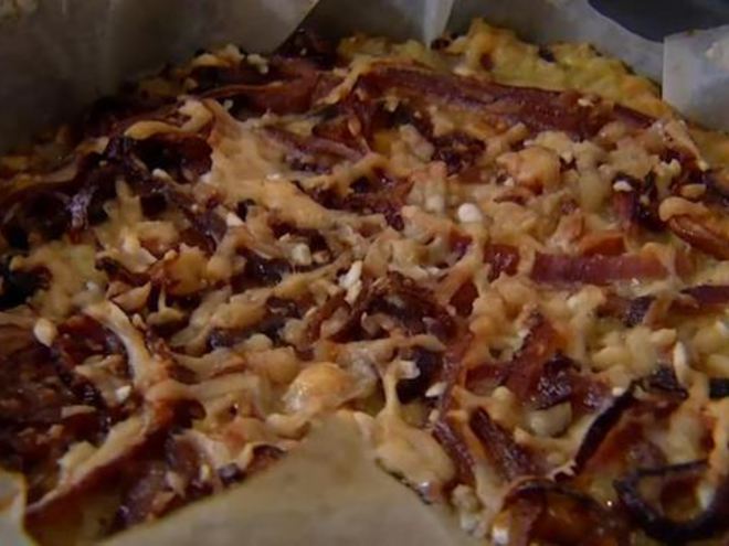 Рецепт рисового тарта с карамелизированным луком, сыром и грецкими орехами