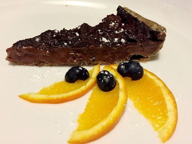 Рецепт шоколадного тарта с клубникой на песочном тесте из гречневой муки