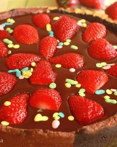 Шоколадный тарт с клубникой