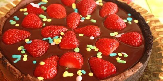 Шоколадный тарт с клубникой